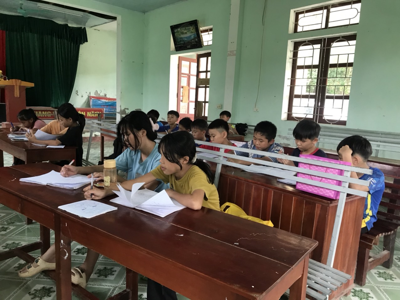 Chuyện cảm động về ông giáo làng khuyết tật nâng bước học trò nghèo- Ảnh 1. Chuyện cảm động về ông giáo làng khuyết tật nâng bước học trò nghèo- Ảnh 1.