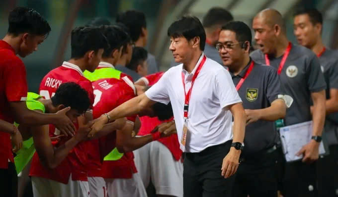 HLV Shin Tae-yong sở hữu thống kê cực tệ khi đối đầu tuyển Việt Nam ở AFF Cup- Ảnh 1. HLV Shin Tae-yong sở hữu thống kê cực tệ khi đối đầu tuyển Việt Nam ở AFF Cup- Ảnh 1.