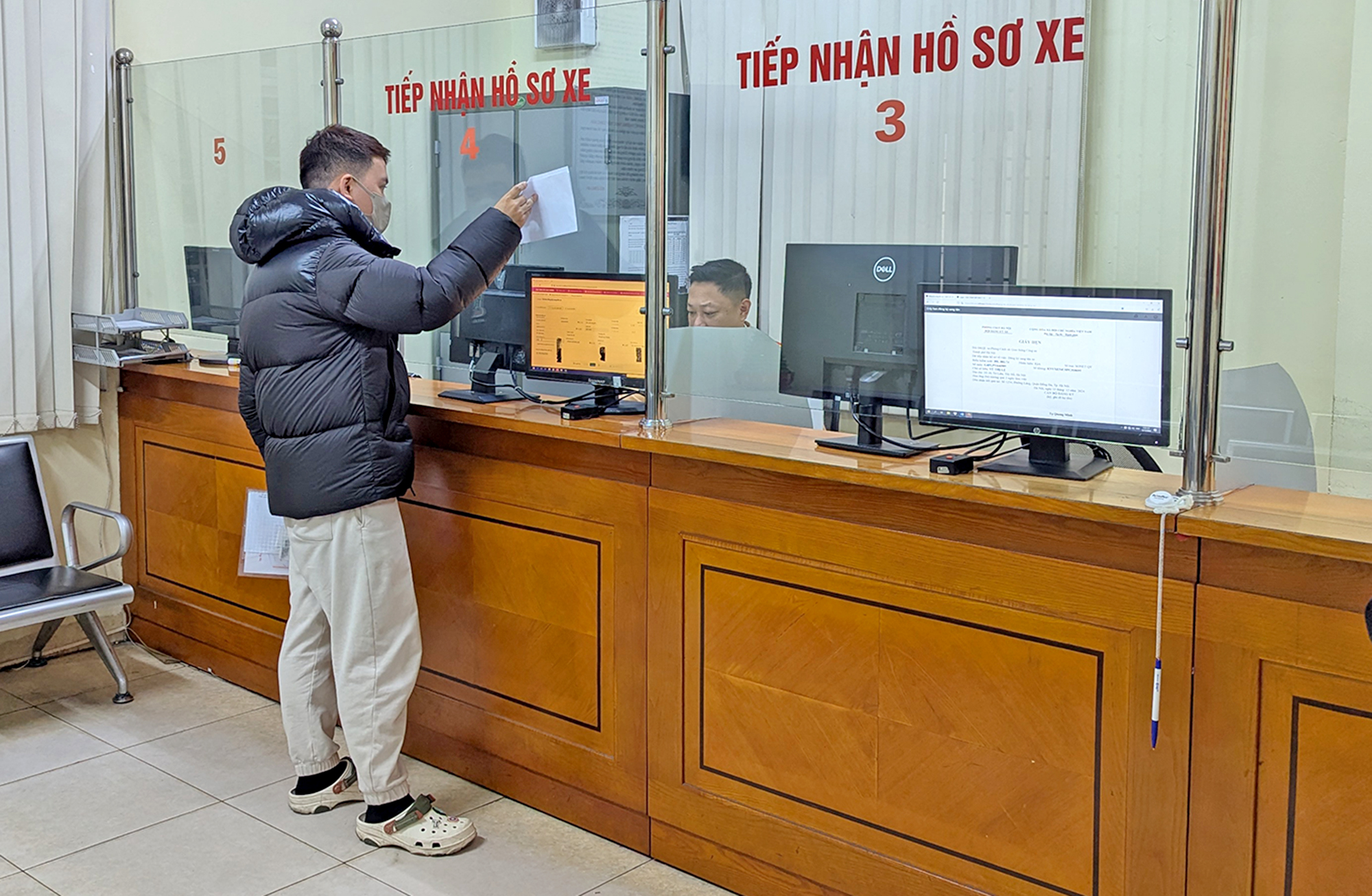 Hết cảnh chen chúc, xếp hàng đăng ký ô tô- Ảnh 1.