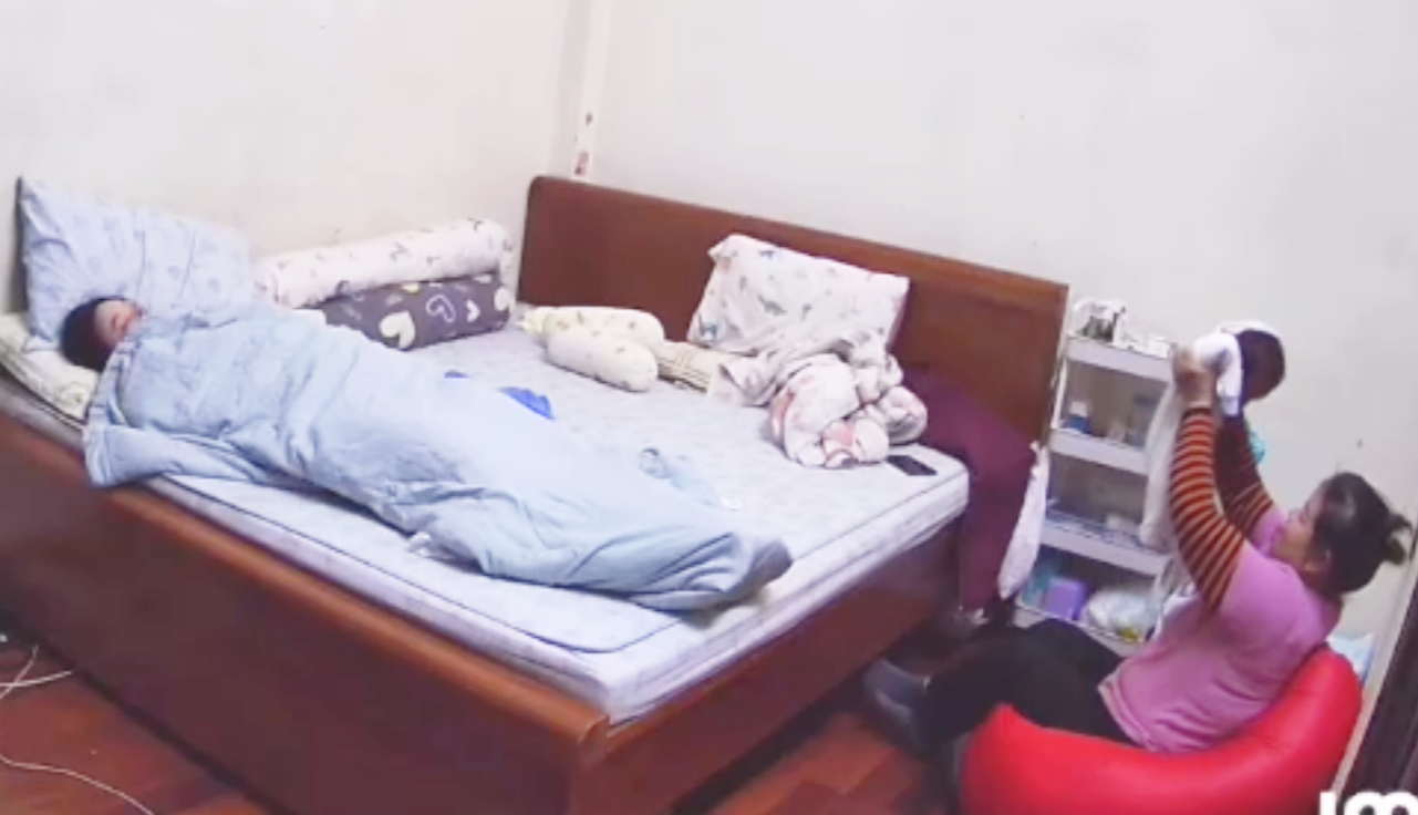Công an Hà Nội điều tra vụ bé hơn 1 tháng tuổi nghi bị bảo mẫu bạo hành- Ảnh 1. Công an Hà Nội điều tra vụ bé hơn 1 tháng tuổi nghi bị bảo mẫu bạo hành- Ảnh 1.