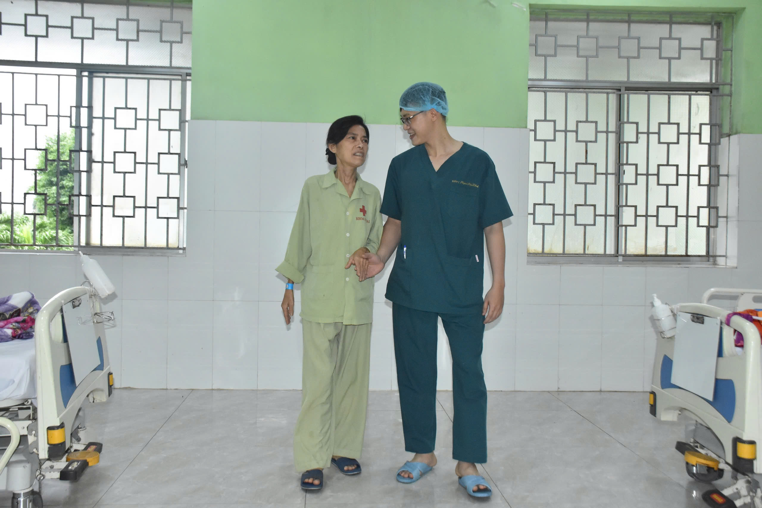 Thay hơn 15 lít huyết tương cứu người phụ nữ mắc bệnh hiếm- Ảnh 1.