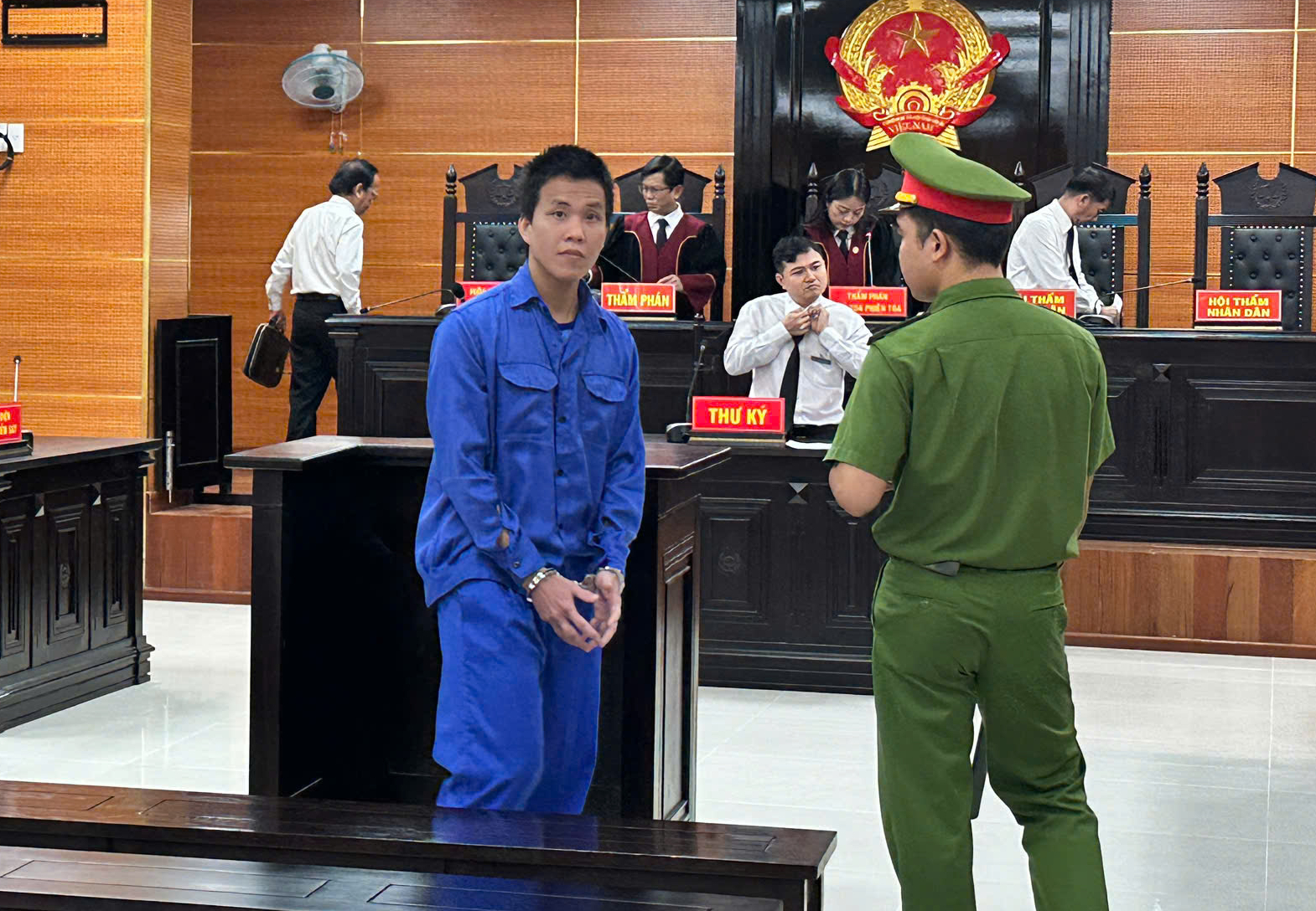Lừa mua đất "suất ngoại giao" chiếm đoạt tiền, nam thanh niên lĩnh 15 năm tù- Ảnh 1. Lừa mua đất "suất ngoại giao" chiếm đoạt tiền, nam thanh niên lĩnh 15 năm tù- Ảnh 1.