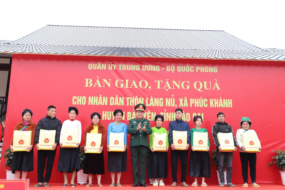 Bộ Quốc phòng bàn giao nhà, tặng quà người dân Làng Nủ- Ảnh 1. Bộ Quốc phòng bàn giao nhà, tặng quà người dân Làng Nủ- Ảnh 1.