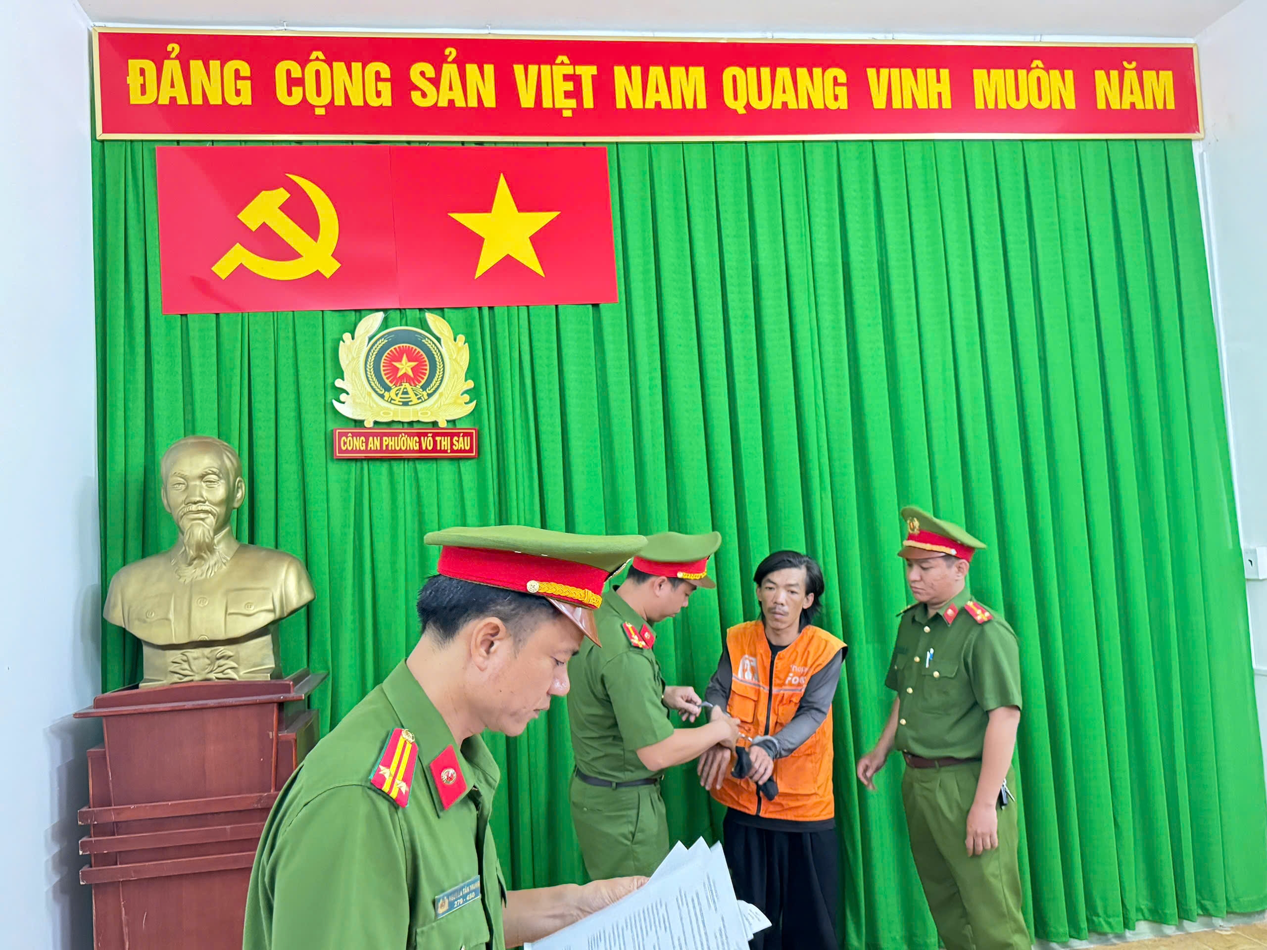 Bắt khẩn cấp tài xế, phụ xe buýt ẩu đả với nhân viên giao hàng gây náo loạn trên đường- Ảnh 1. Bắt khẩn cấp tài xế, phụ xe buýt ẩu đả với nhân viên giao hàng gây náo loạn trên đường- Ảnh 1.