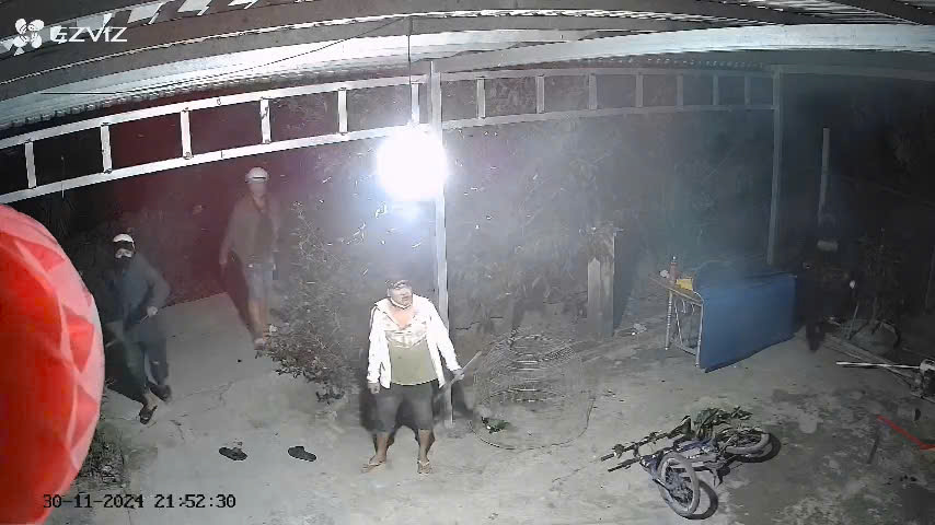 Đứng giữa đường ăn cơm, thanh niên bị rượt chém- Ảnh 1.