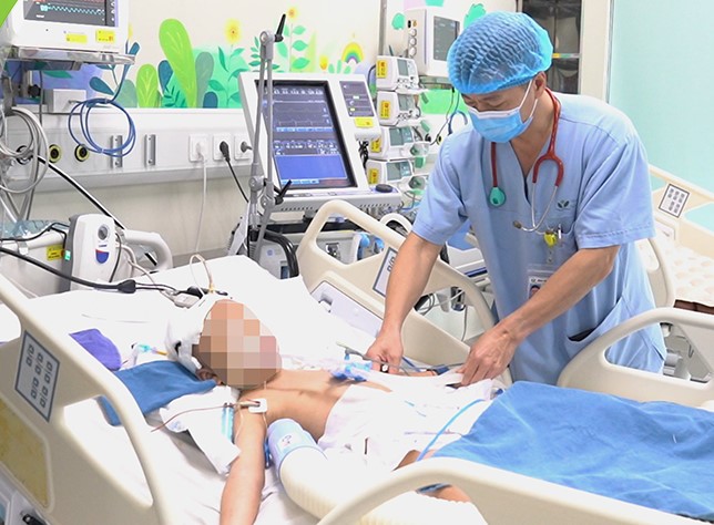 4 giờ căng thẳng mổ tim cứu bệnh nhi bị TNGT nguy kịch- Ảnh 1. 4 giờ căng thẳng mổ tim cứu bệnh nhi bị TNGT nguy kịch- Ảnh 1.
