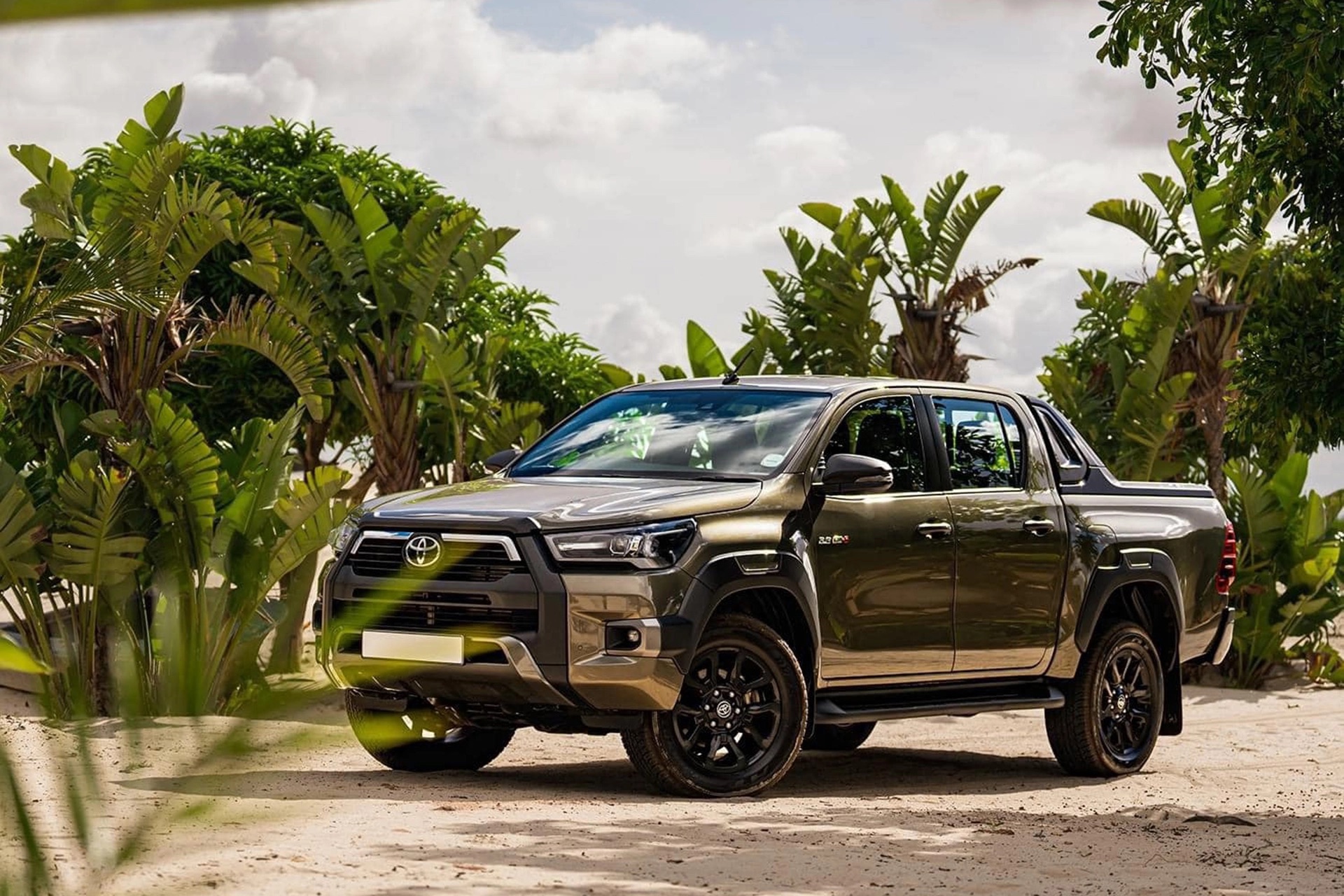 Phân khúc xe bán tải: Cuộc so kè giữa Toyota Hilux và Mitsubishi Triton- Ảnh 1. Phân khúc xe bán tải: Cuộc so kè giữa Toyota Hilux và Mitsubishi Triton- Ảnh 1.