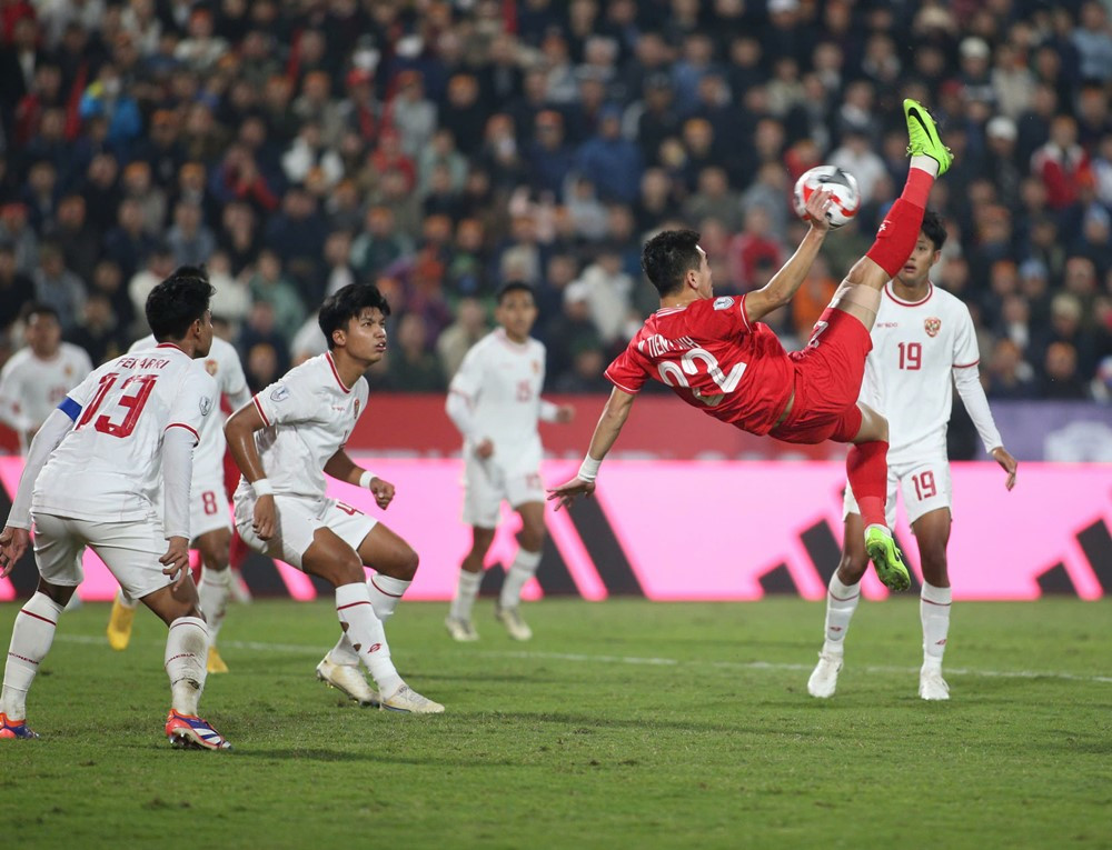 CĐV Indonesia có hành động bất ngờ với tuyển Việt Nam sau trận quyết đấu tại AFF Cup- Ảnh 1.