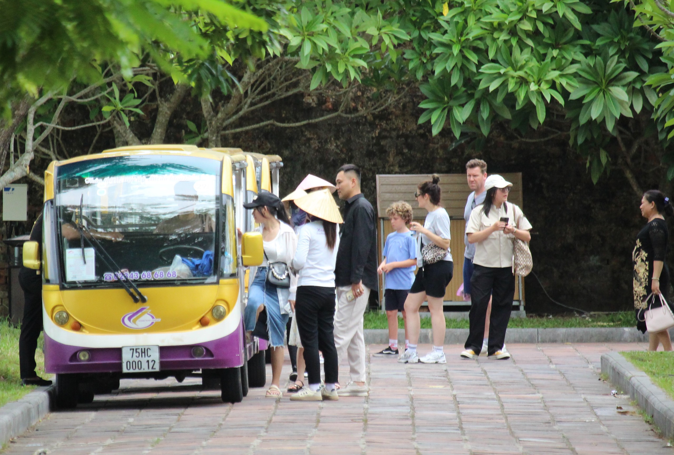 Xe điện tiện cho du khách tham quan di tích Huế, giảm tải áp lực giao thông- Ảnh 1.