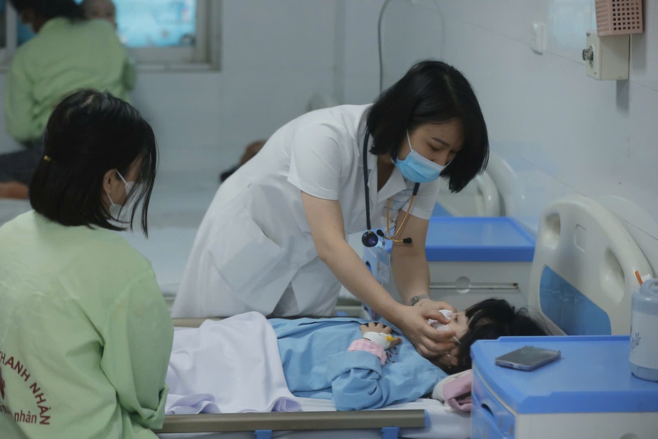 Chủ quan không tiêm chủng, nhiều trẻ mắc sởi biến chứng viêm phổi- Ảnh 1. Chủ quan không tiêm chủng, nhiều trẻ mắc sởi biến chứng viêm phổi- Ảnh 1.