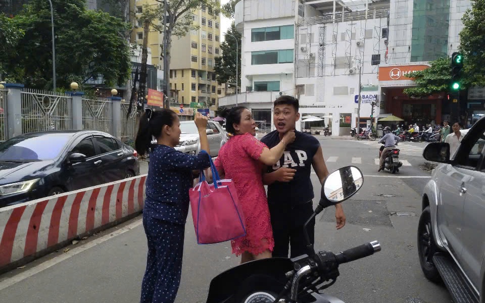 Bắt khẩn cấp tài xế ô tô đấm liên tục vào mặt người đi xe máy- Ảnh 1. Bắt khẩn cấp tài xế ô tô đấm liên tục vào mặt người đi xe máy- Ảnh 1.