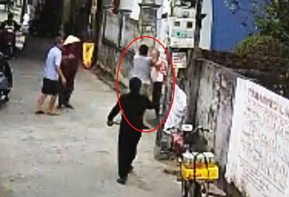 Khởi tố đối tượng hành hung cụ ông thương binh 82 tuổi ở Thái Bình- Ảnh 1.