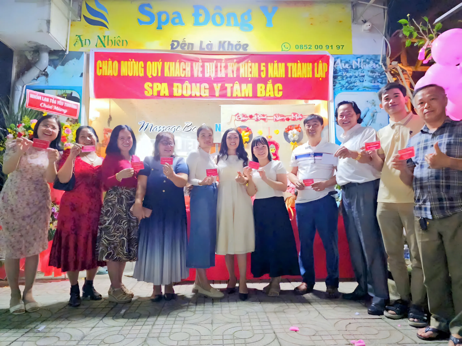 Chị bắc tặng quà tri ân khác hàng.  Trong suốt hành trình 5 năm, Spa Đông Y Tâm Bắc đã hoạt động và phát triển dựa trên 6 giá trị cốt lõi:  Tận tâm: Đặt lợi ích và sức khỏe của khách hàng lên hàng đầu.  Đoàn kết: Gắn kết chặt chẽ giữa các thành viên trong đội ngũ, cùng hướng tới mục tiêu chung.  Chân thành: Đối xử với khách hàng và đồng nghiệp bằng sự chân thật, minh bạch.  Tôn trọng: Tôn trọng mỗi cá nhân và giá trị mà họ mang lại.  Vui vẻ: Mang lại năng lượng tích cực, giúp khách hàng cảm thấy thư thái, hạnh phúc.  Trách nhiệm: Cam kết với chất lượng dịch vụ và sự hài lòng của khách hàng.  Những giá trị này không chỉ là kim chỉ nam trong hoạt động hàng ngày của spa mà còn là lý do khiến khách hàng luôn tin tưởng, lựa chọn Tâm Bắc làm nơi chăm sóc sức khỏe và tinh thần.  Ra đời với sứ mệnh “Khỏe từ gốc – Sống an lành”, Spa Đông Y Tâm Bắc chuyên cung cấp các dịch vụ chăm sóc sức khỏe dựa trên nền tảng y học cổ truyền. Nhờ sự kết hợp hài hòa giữa các liệu pháp đông y truyền thống và kỹ thuật hiện đại, spa đã trở thành địa chỉ đáng tin cậy giúp hàng ngàn khách hàng cải thiện sức khỏe, cân bằng năng lượng và nâng cao chất lượng cuộc sống.  Chị Ngô Thị Bắc, người sáng lập và dẫn dắt spa, đã chia sẻ: “Tôi luôn tin rằng mỗi giá trị mà chúng tôi tạo ra không chỉ là sự chăm sóc sức khỏe cá nhân mà còn lan tỏa niềm vui và sự an lành đến gia đình và cộng đồng.”  Nhân dịp kỷ niệm 5 năm, Spa Đông Y Tâm Bắc đã tổ chức một loạt hoạt động ý nghĩa để tri ân khách hàng, bao gồm: Tư vấn sức khỏe miễn phí từ các chuyên gia đông y; Giảm giá lên đến 50% cho các liệu trình trị liệu; Tặng quà sức khỏe cho khách hàng tham gia sự kiện.  Đây không chỉ là cơ hội để spa gửi lời cảm ơn sâu sắc mà còn là dịp để cộng đồng trải nghiệm dịch vụ chất lượng, chuyên nghiệp và tận tâm.  Với nền tảng vững chắc và giá trị cốt lõi được duy trì, Spa Đông Y Tâm Bắc đang hướng tới mục tiêu: Mở rộng các dịch vụ trị liệu chuyên sâu; Phát triển đội ngũ nhân viên chuyên nghiệp; Xây dựng một không gian chăm sóc sức khỏe toàn diện – nơi khách hàng tìm thấy sự bình yên và phục hồi cả về thể chất lẫn tinh thần.  Chị Bắc chia sẻ:“Tôi mong rằng Spa Đông Y Tâm Bắc sẽ không chỉ là một địa chỉ trị liệu, mà còn là nơi gieo mầm giá trị hạnh phúc, giúp khách hàng sống khỏe mạnh và an lành.”  Đội ngũ kỹ thuật viên.  Spa Đông Y Tâm Bắc – Khỏe từ gốc, sống an lành!  Chúc mừng Spa Đông Y Tâm Bắc nhân dịp kỷ niệm 5 năm thành lập! Hành trình đầy tâm huyết này là minh chứng cho sự tận tâm, đoàn kết và trách nhiệm của đội ngũ, mở ra một tương lai tươi sáng trong công cuộc chăm sóc sức khỏe cộng đồng.  Liên hệ đăng ký:  Hotline: 0353 114 489