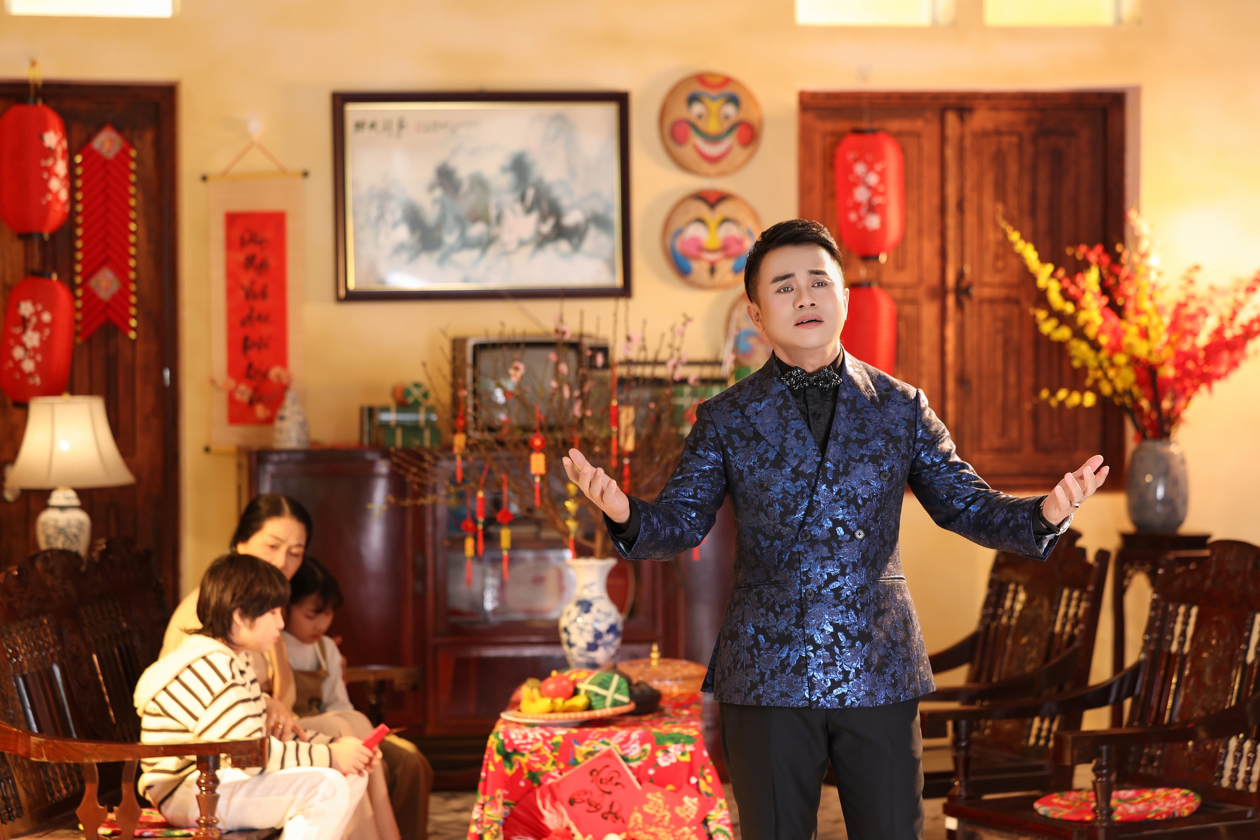 Ca sĩ Tuấn Cường khiến khán giả rơi nước mắt với MV Tết "Xuân người tha hương"- Ảnh 1. Ca sĩ Tuấn Cường khiến khán giả rơi nước mắt với MV Tết "Xuân người tha hương"- Ảnh 1.