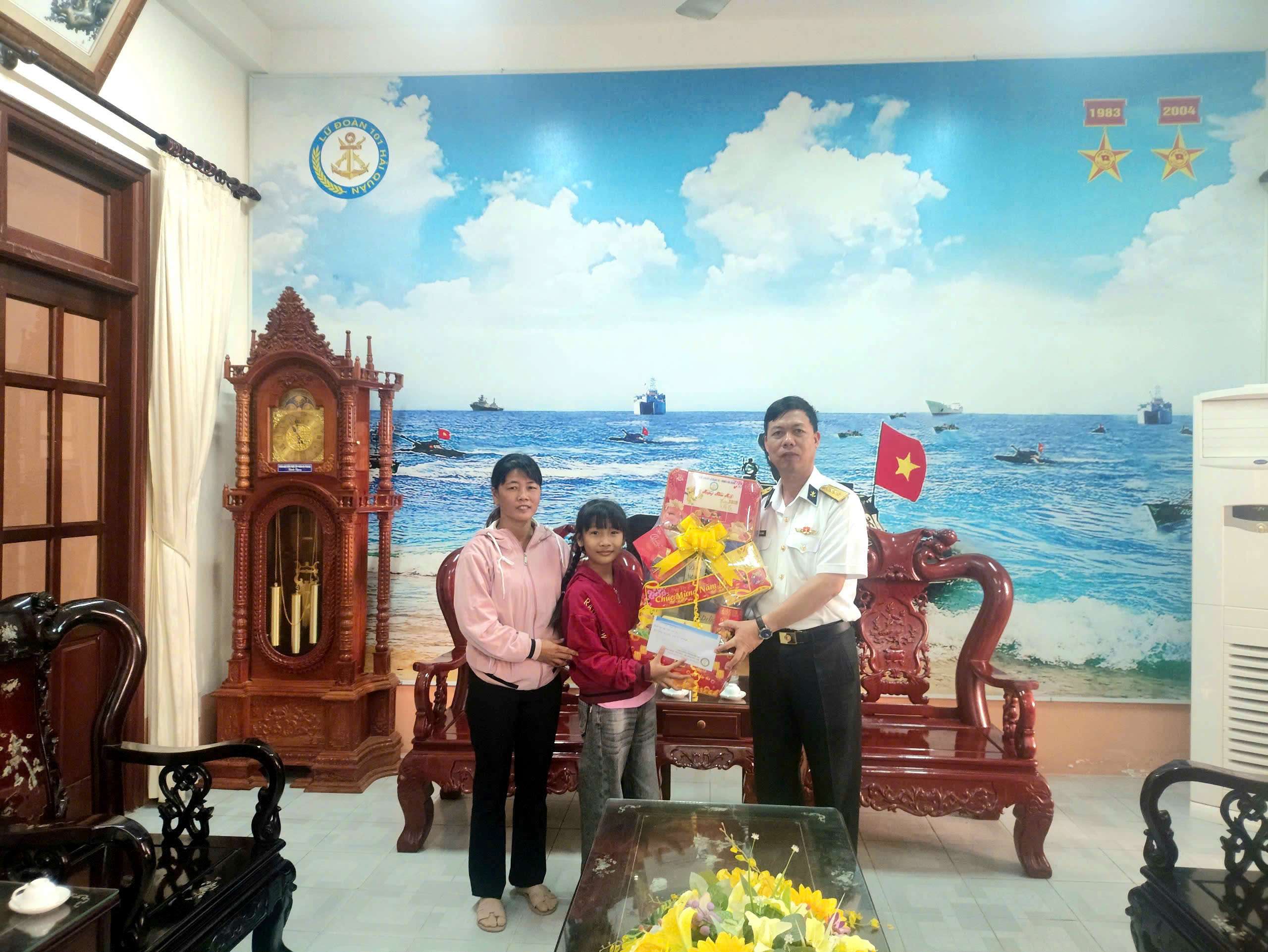 Lữ đoàn 101 Gặp mặt, tặng quà con ngư dân được nhận đỡ đầu nhân dịp Tết Nguyên đán Ất Tỵ 2025