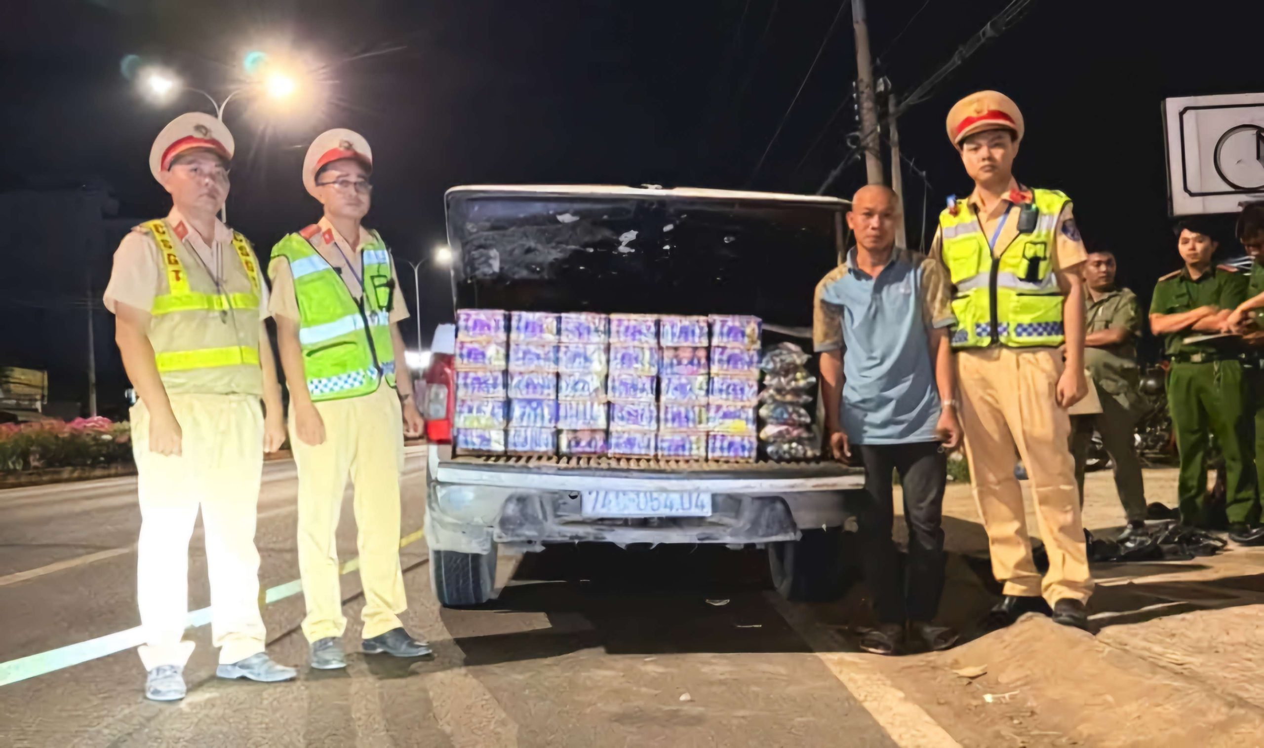 Bình Phước: Phòng Cảnh sát Giao thông bắt giữ đối tượng vi phạm nồng độ cồn và vận chuyển pháo lậu