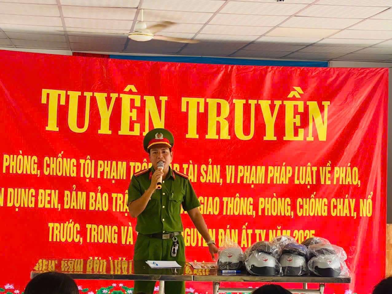Bình Phước: Đồn Công an KCN Minh Hưng thị xã Chơn Thành tuyên truyền pháp luật cho công nhân, lao động dịp Tết Nguyên đán Ất Tỵ 2025