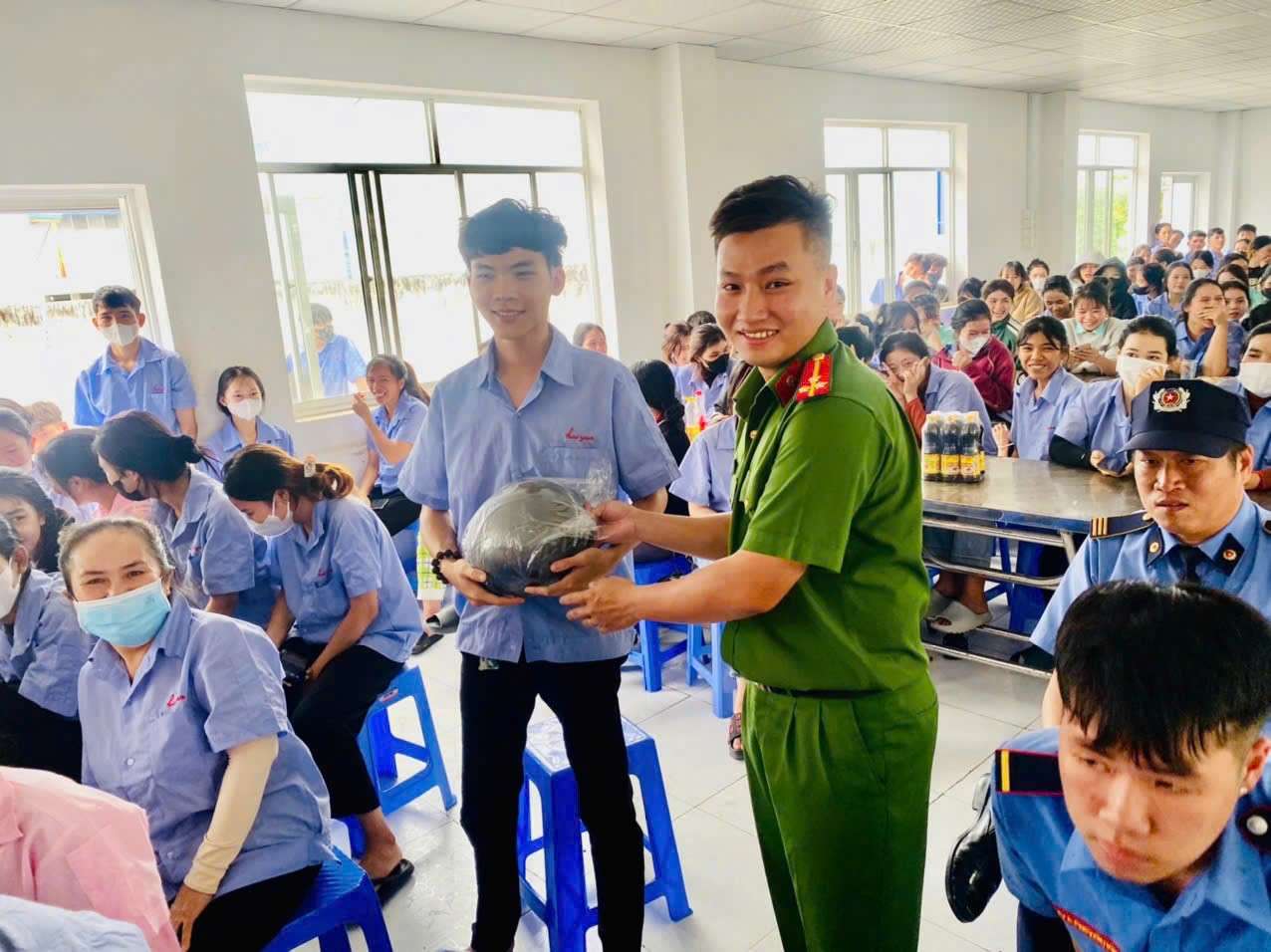 Bình Phước: Đồn Công an KCN Minh Hưng thị xã Chơn Thành tuyên truyền pháp luật cho công nhân, lao động dịp Tết Nguyên đán Ất Tỵ 2025