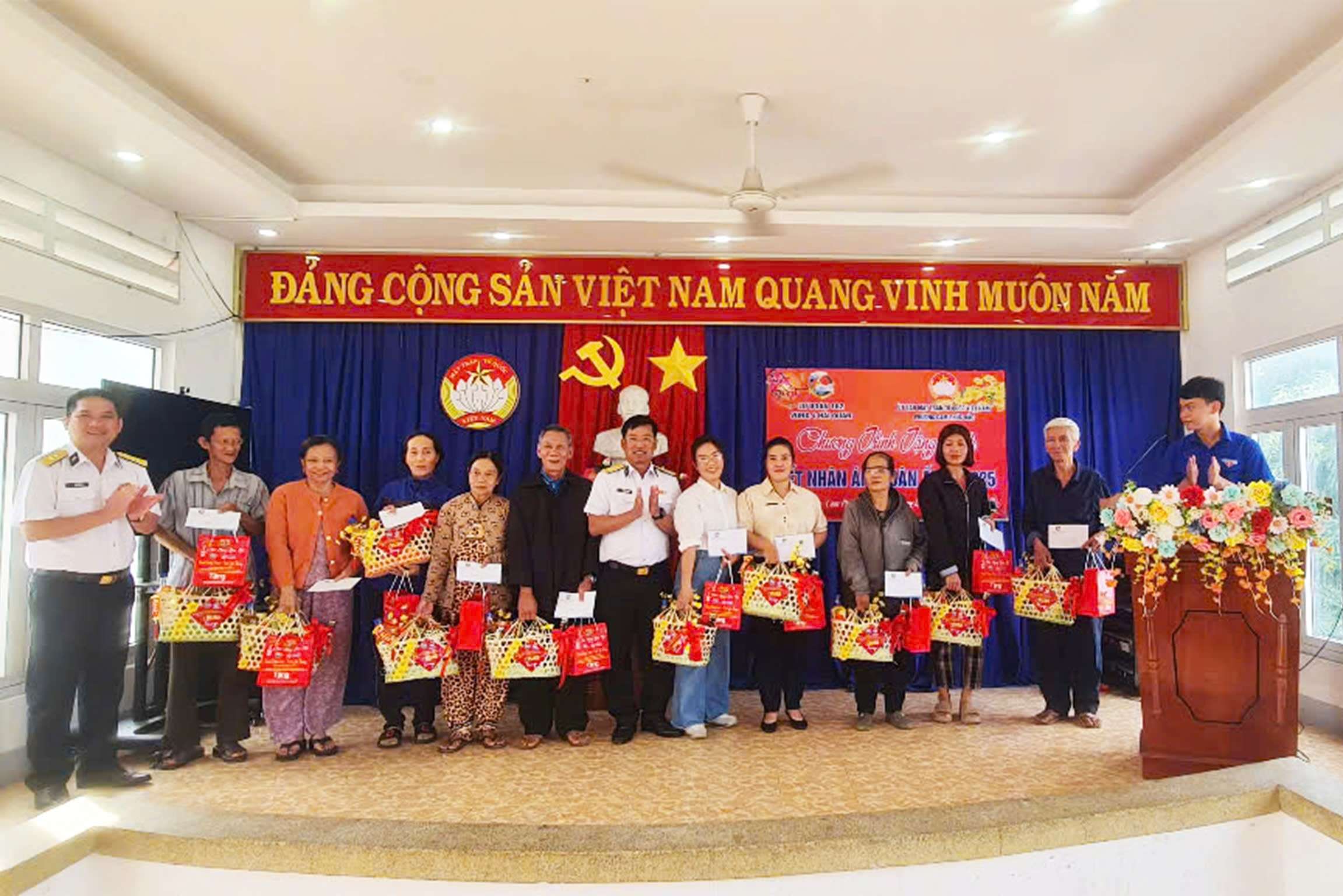 Lữ đoàn 162, Vùng 4 Hải quân thực hiện chương trình trao tặng quà “Tết nhân ái, xuân Ất Tỵ 2025”.