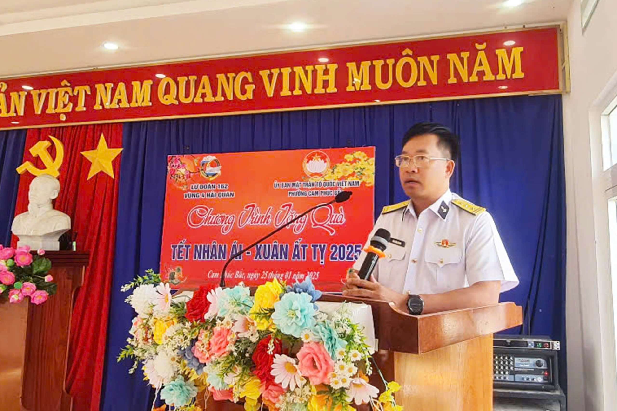 Lữ đoàn 162, Vùng 4 Hải quân thực hiện chương trình trao tặng quà “Tết nhân ái, xuân Ất Tỵ 2025”.