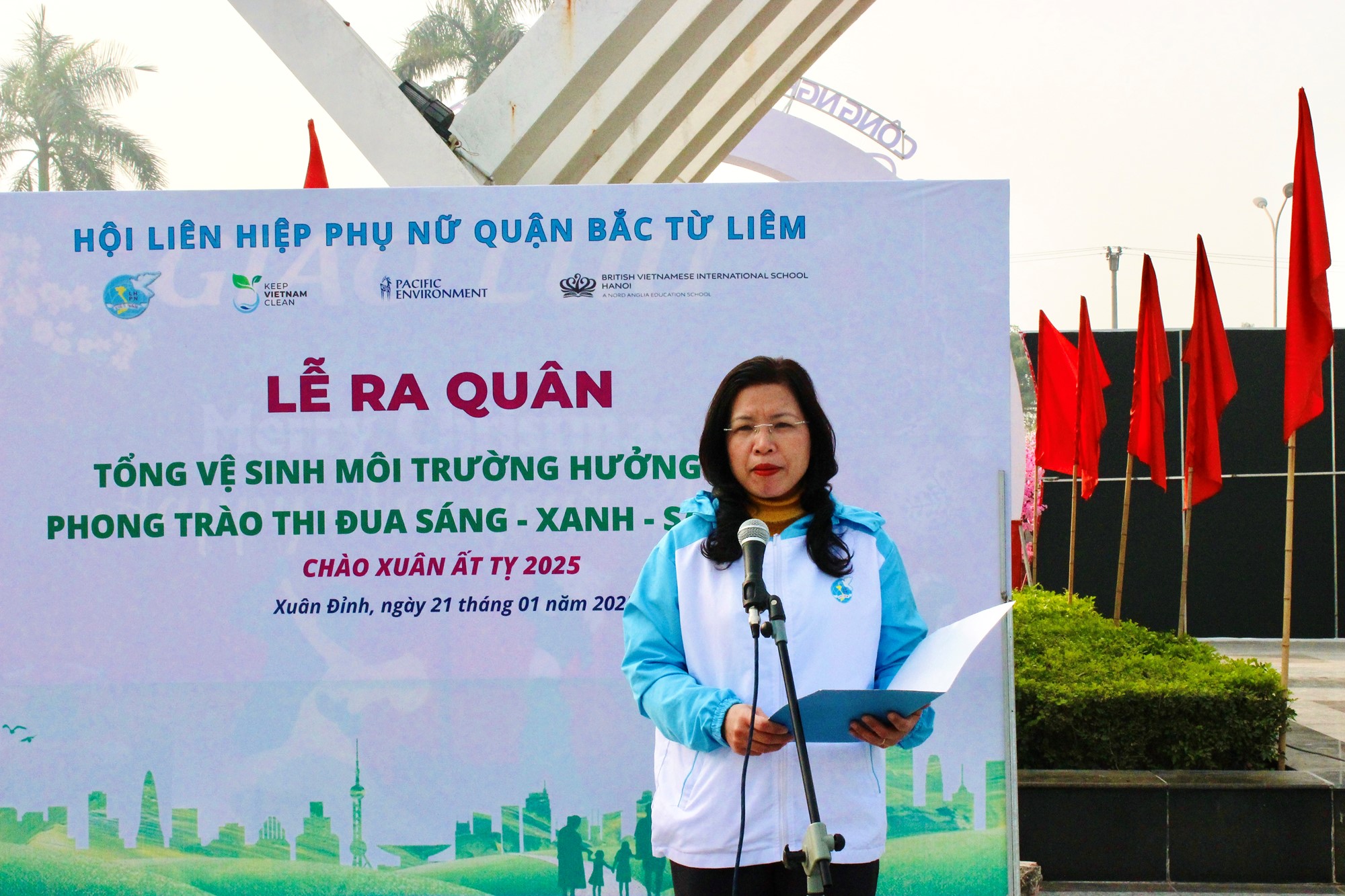 img3256_zuhl Hội LHPN quận Bắc Từ Liêm tổ chức ra quân tổng vệ sinh môi trường - ảnh 1