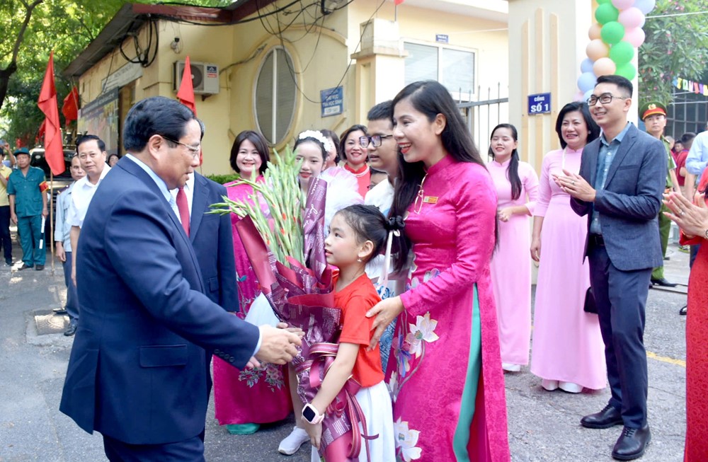 Thủ tướng Phạm Minh Chính dự Lễ khai giảng năm học mới tại trường PTCS Nguyễn Đình Chiểu - ảnh 1