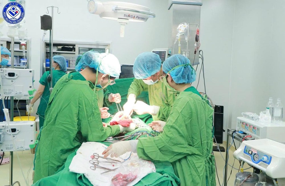 48025301926212388447286306583702921890592689n_eaur Kỳ tích cứu sống sản phụ ngừng tuần hoàn 30 phút do tắc mạch ối - ảnh 1