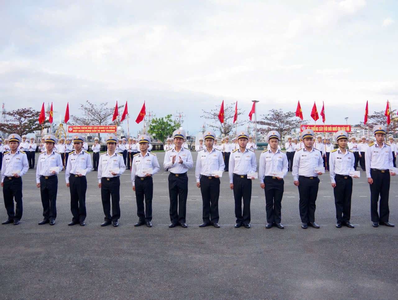 Lữ đoàn 172: Hưởng ứng “Tết trồng cây đời đời nhớ ơn Bác Hồ” xuân Ất Tỵ 2025