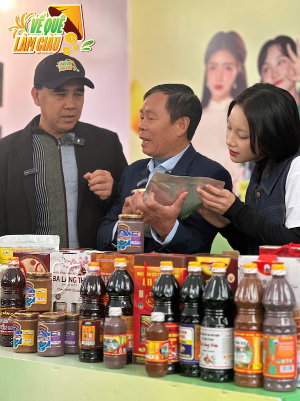 Quyền Linh, Diệp Lâm Anh, Hoa hậu Bùi Quỳnh Hoa livestream quảng bá đặc sản Thanh Hóa - ảnh 1