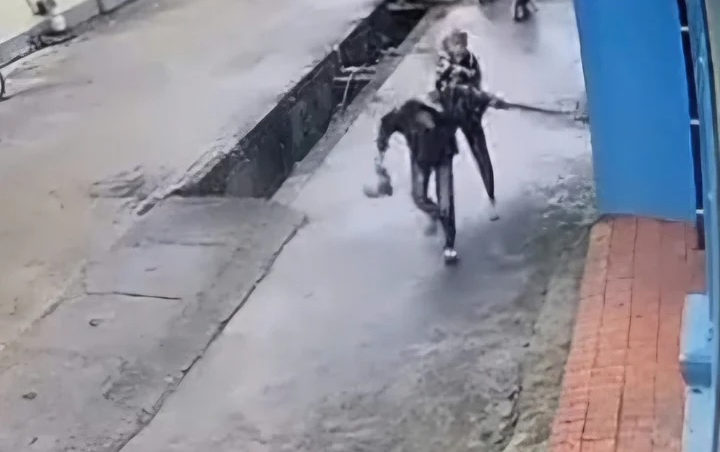 Clip nam thanh niên bị đánh liên tiếp vào đầu, nằm gục giữa đường ở Bắc Ninh- Ảnh 1. Clip nam thanh niên bị đánh liên tiếp vào đầu, nằm gục giữa đường ở Bắc Ninh- Ảnh 1.