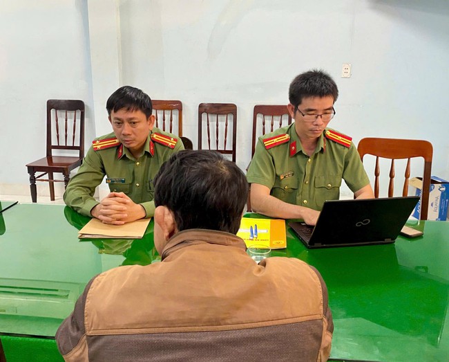 Người đàn ông bị phạt 7,5 triệu vì chia sẻ thông tin xuyên tạc, xúc phạm lãnh đạo Đảng
- Ảnh 1. Người đàn ông bị phạt 7,5 triệu vì chia sẻ thông tin xuyên tạc, xúc phạm lãnh đạo Đảng
- Ảnh 1.