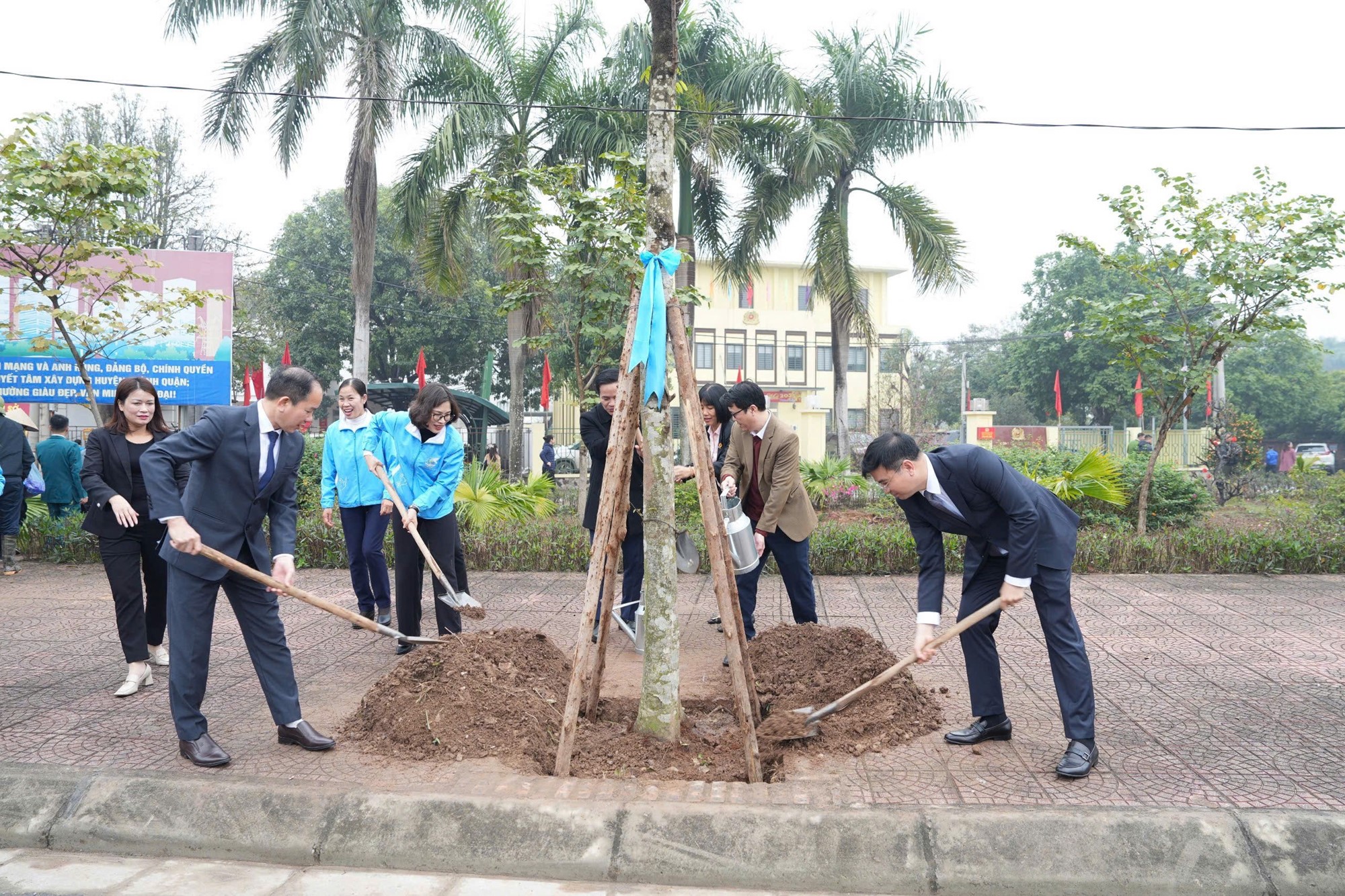 img20250221114509_ijwv Phụ nữ Gia Lâm hưởng ứng phong trào thi đua Sáng - Xanh - Sạch - Đẹp đảm bảo thiết thực, hiệu quả - ảnh 1