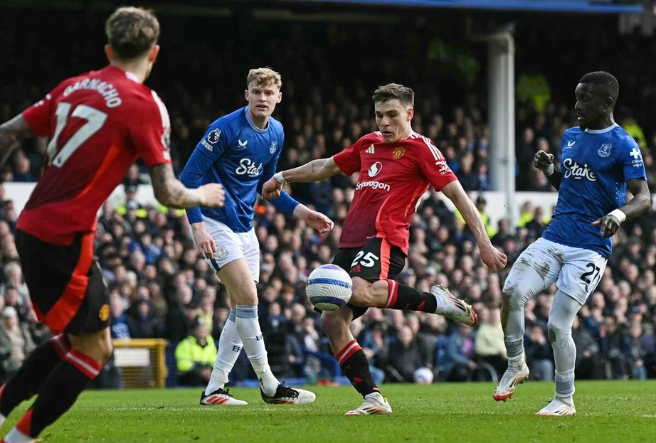 Ngoại hạng Anh: MU bị Everton "cưa" điểm, Arsenal thua sốc trên sân nhà - Ảnh 1. Ngoại hạng Anh: MU bị Everton "cưa" điểm, Arsenal thua sốc trên sân nhà - Ảnh 1.