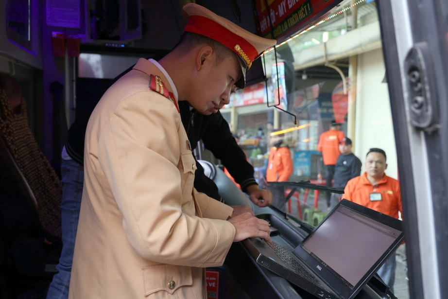 CSGT Hà Nội khuyến cáo người dân cách tránh ùn tắc khi đi lại sau Tết- Ảnh 1. CSGT Hà Nội khuyến cáo người dân cách tránh ùn tắc khi đi lại sau Tết- Ảnh 1.