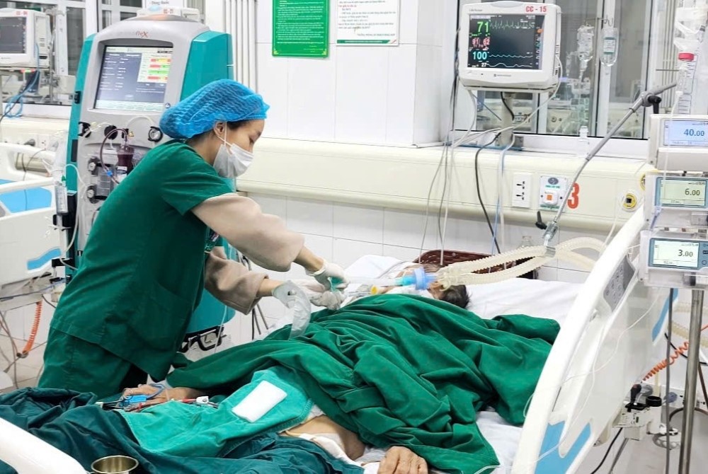z6309592032570cb32927d4b9fb429aaad5fa6c5102067_qnda 10 ngày chỉ uống rượu, không ăn, nam bệnh nhân hôn mê vì ngộ độc rượu methanol - ảnh 1