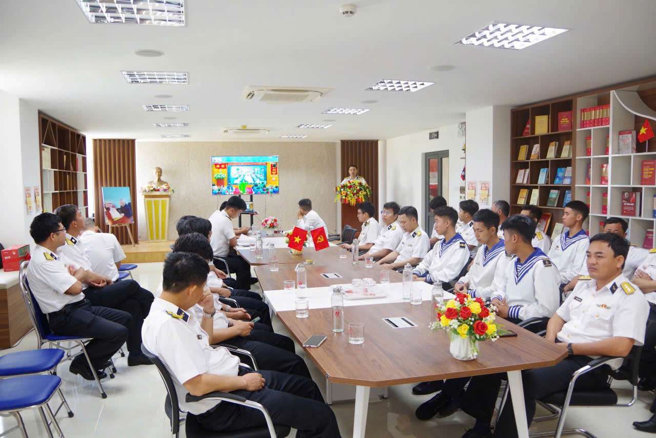 Vùng 3 Hải quân tuyên truyền biển, đảo cho hơn 110 đoàn viên thanh niên