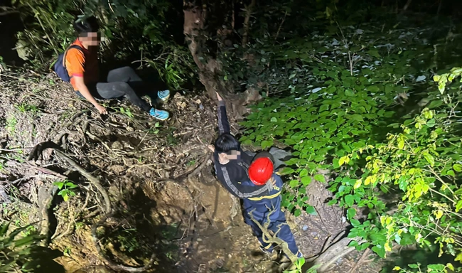 Nghẹt thở giải cứu hai du khách ngã xuống vực sâu khu bán đảo Sơn Trà- Ảnh 1. Nghẹt thở giải cứu hai du khách ngã xuống vực sâu khu bán đảo Sơn Trà- Ảnh 1.