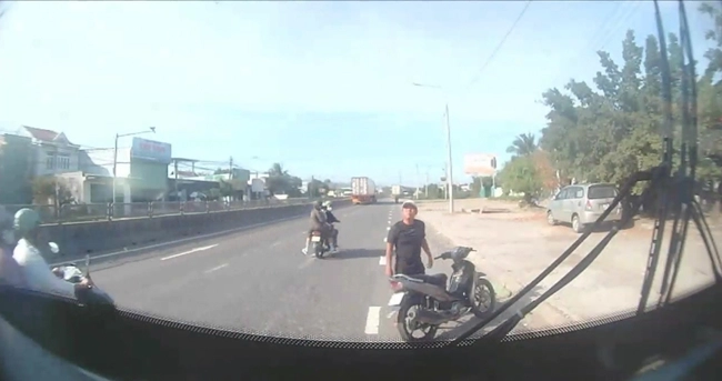 Tài xế xe buýt bị chặn đánh, ném đá vỡ kính xe- Ảnh 1.