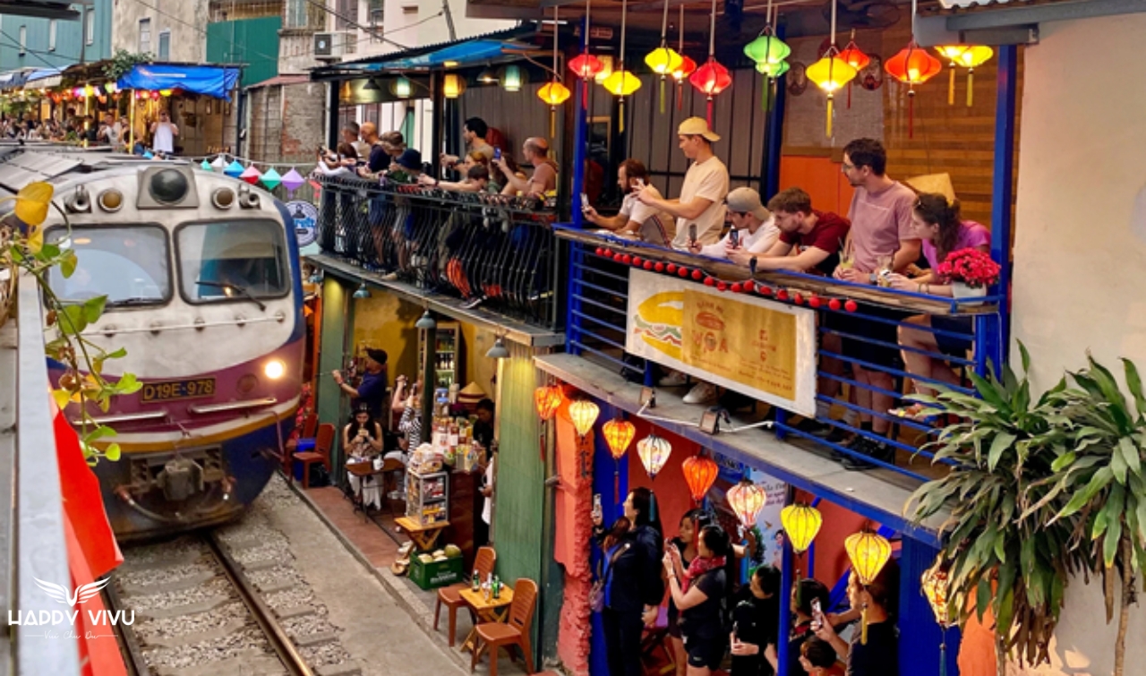 Hà Nội yêu cầu không giới thiệu, tổ chức tour "Cà phê đường tàu"- Ảnh 1. Hà Nội yêu cầu không giới thiệu, tổ chức tour "Cà phê đường tàu"- Ảnh 1.
