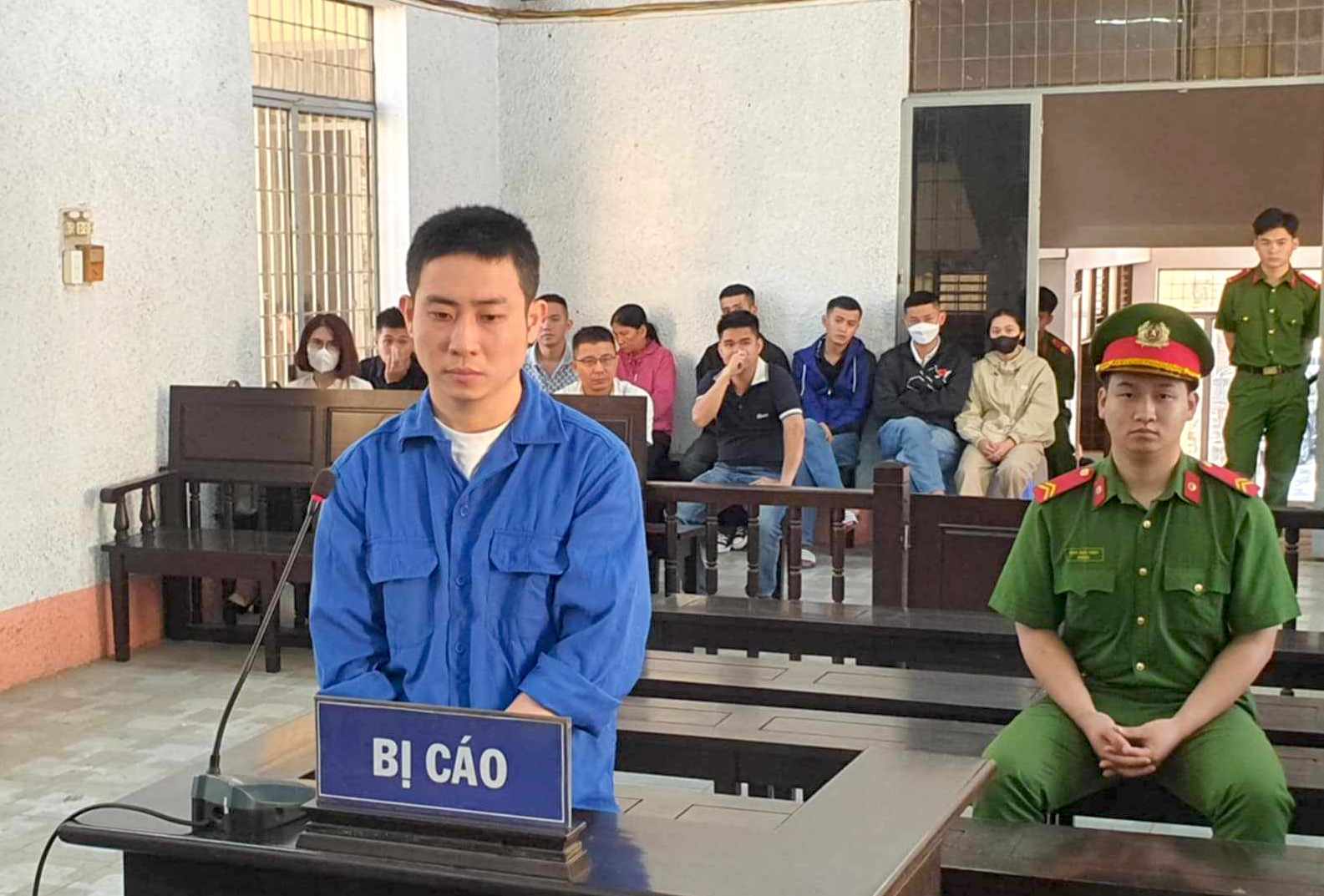 Làm giả sổ đỏ, lừa đảo chiếm đoạt hơn 10 tỷ đồng- Ảnh 1. Làm giả sổ đỏ, lừa đảo chiếm đoạt hơn 10 tỷ đồng- Ảnh 1.