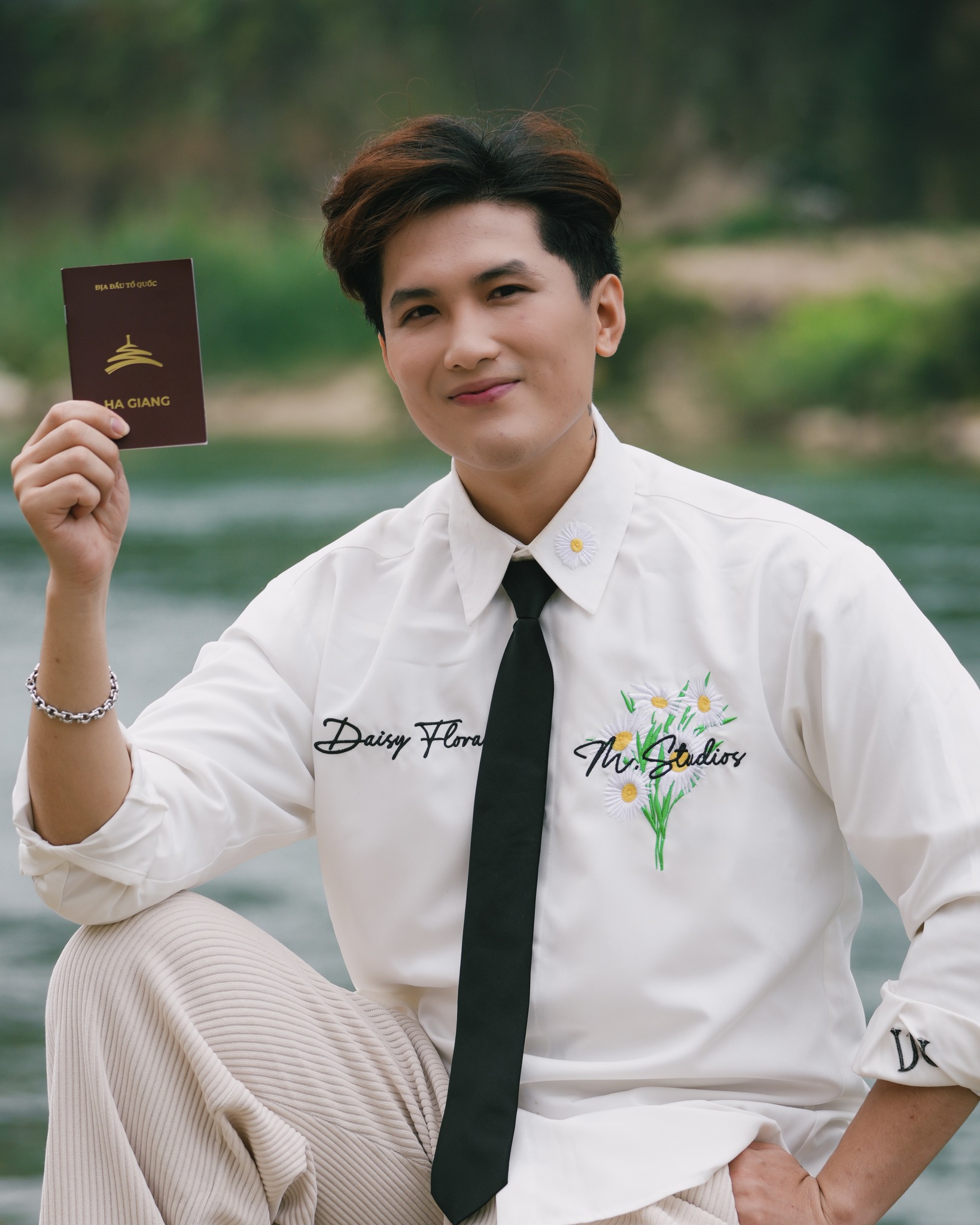 Gặp gỡ tác giả cuốn "hộ chiếu Hà Giang" đang khiến khách du lịch mê mẩn- Ảnh 1. Gặp gỡ tác giả cuốn "hộ chiếu Hà Giang" đang khiến khách du lịch mê mẩn- Ảnh 1.
