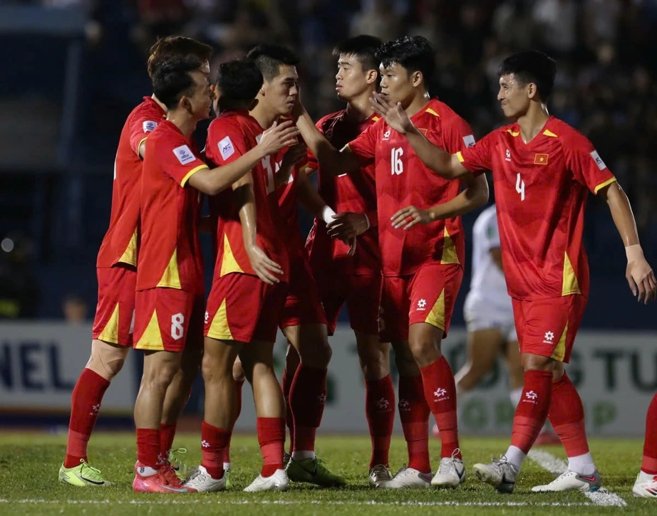 Thắng đậm Lào ở vòng loại giải châu Á, HLV Kim Sang-sik vẫn tiếc một điều- Ảnh 1. Thắng đậm Lào ở vòng loại giải châu Á, HLV Kim Sang-sik vẫn tiếc một điều- Ảnh 1.