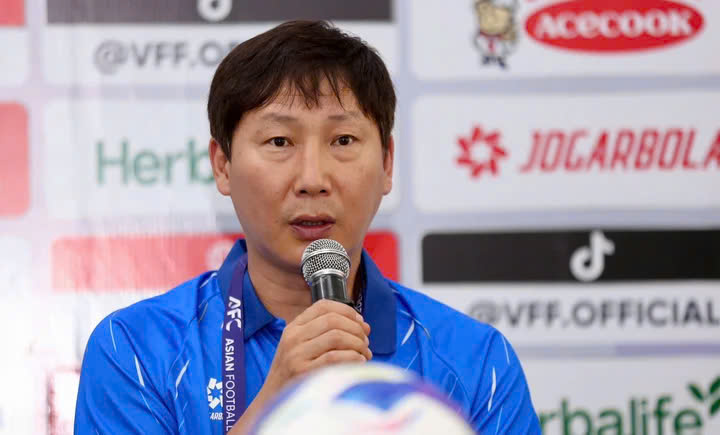 HLV Kim Sang-sik báo tin vui về Quả bóng Vàng Việt Nam trước trận gặp Lào- Ảnh 1. HLV Kim Sang-sik báo tin vui về Quả bóng Vàng Việt Nam trước trận gặp Lào- Ảnh 1.