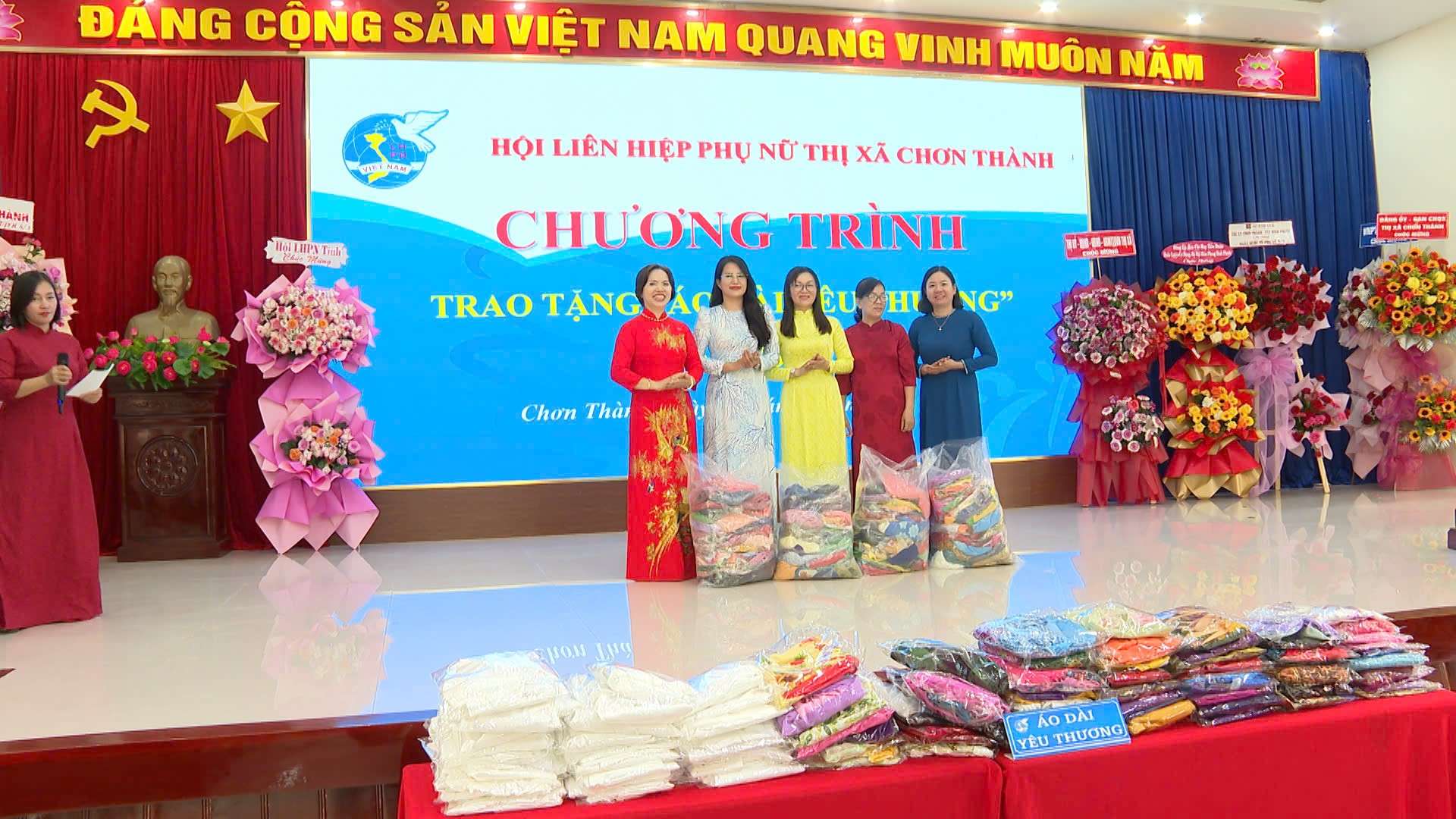 Bình Phước: Chơn Thành trao tặng 400 áo dài yêu thương