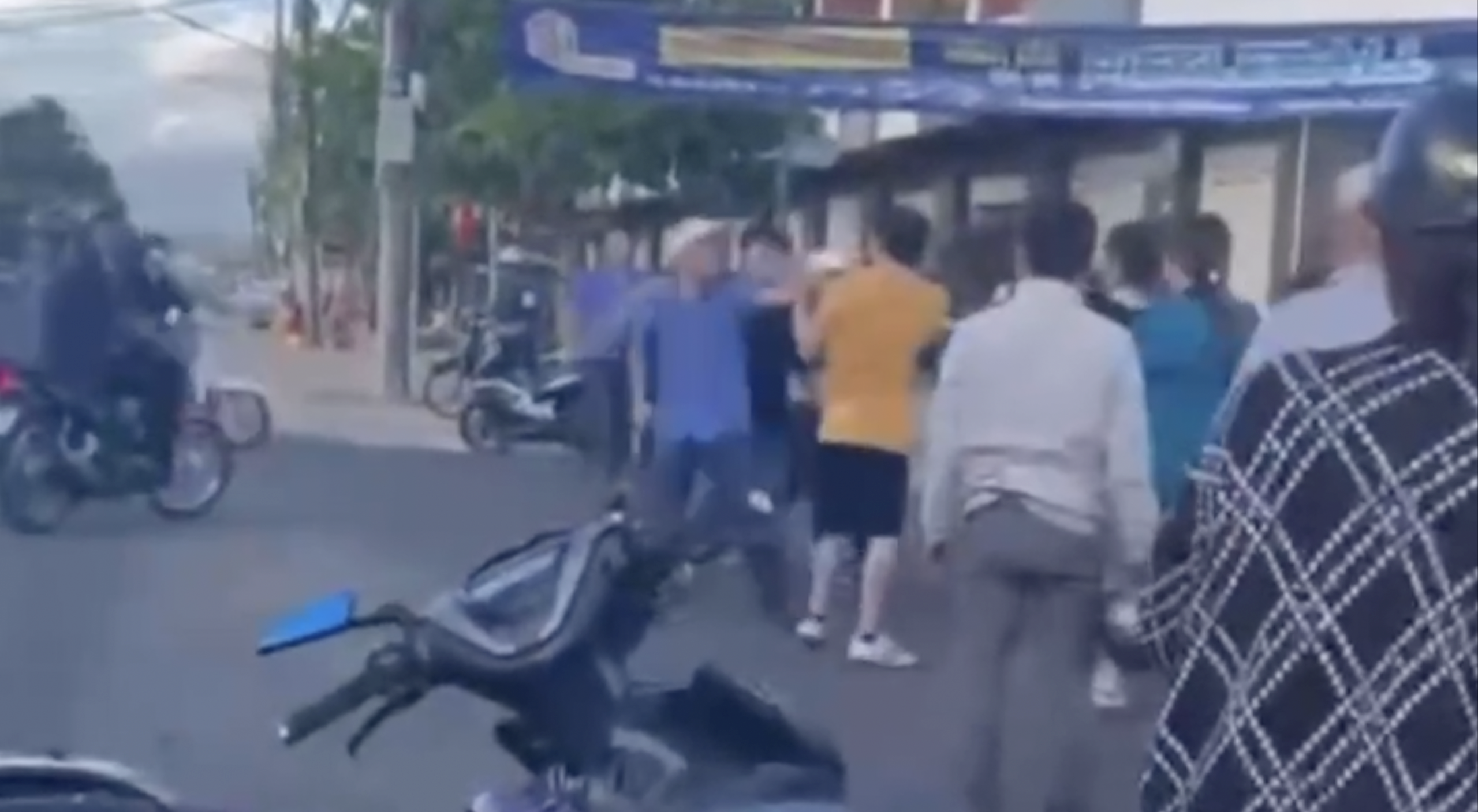Giám đốc nhà xe có nhân viên đánh người sau va chạm nói gì?- Ảnh 1. Giám đốc nhà xe có nhân viên đánh người sau va chạm nói gì?- Ảnh 1.