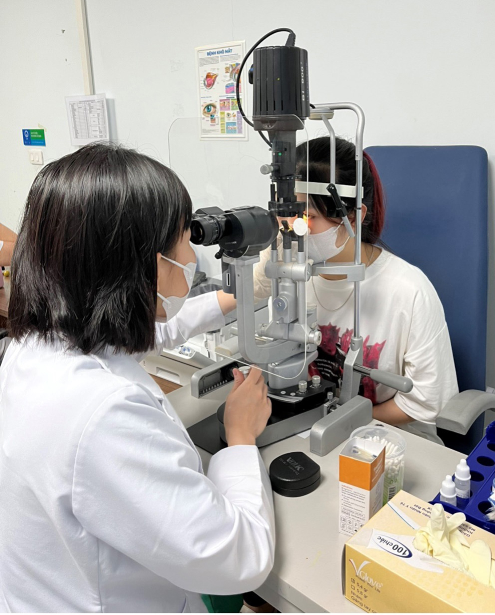 Coi chừng hỏng mắt vì mi giả- Ảnh 1. Coi chừng hỏng mắt vì mi giả- Ảnh 1.