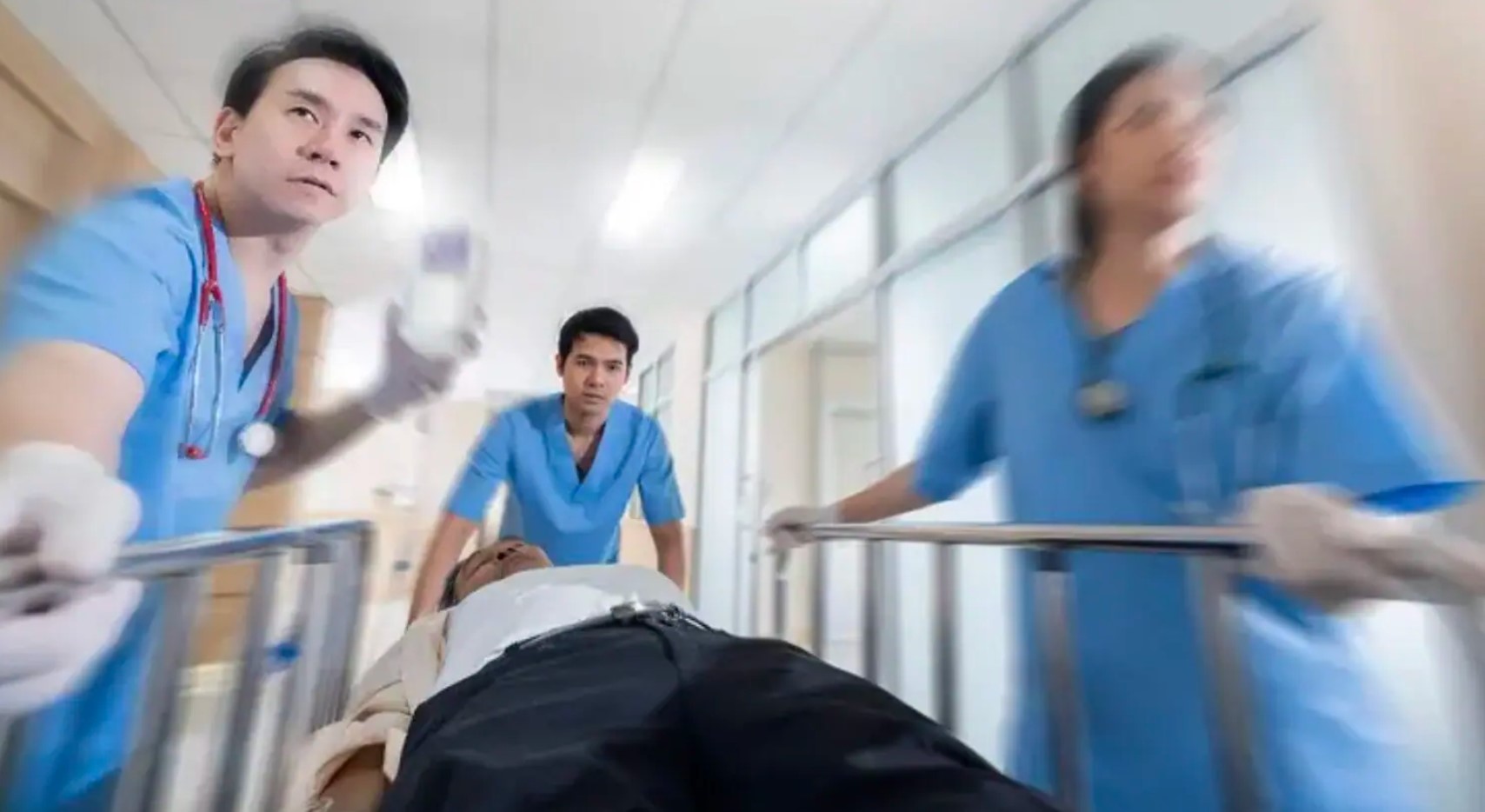 Hi hữu, cụ ông vỡ dạ dày do sơ cứu hóc dị vật sai cách- Ảnh 1. Hi hữu, cụ ông vỡ dạ dày do sơ cứu hóc dị vật sai cách- Ảnh 1.