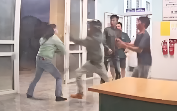 Gia Lai: Điều tra nhóm người đánh nhân viên y tế xã nhập viện- Ảnh 1.