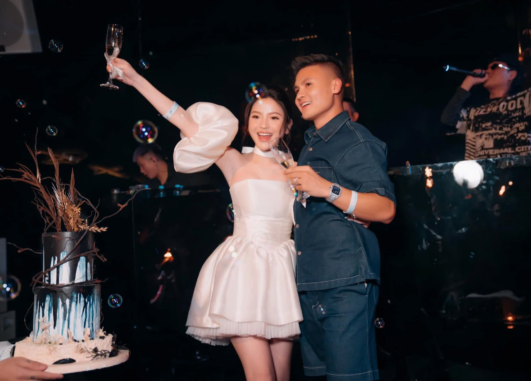 Quang Hải có chạnh lòng khi không thể "sang vì vợ"?- Ảnh 1. Quang Hải có chạnh lòng khi không thể "sang vì vợ"?- Ảnh 1.