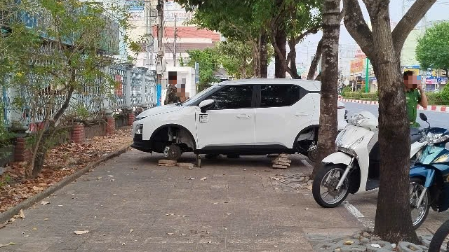 Tháo trộm 4 bánh ô tô, người đàn ông ở Bạc Liêu đến công an tự thú- Ảnh 1.